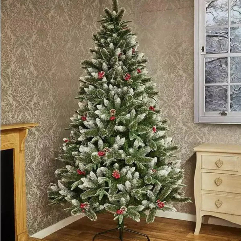 Novogodišnja jelka sa snegom i bobicama