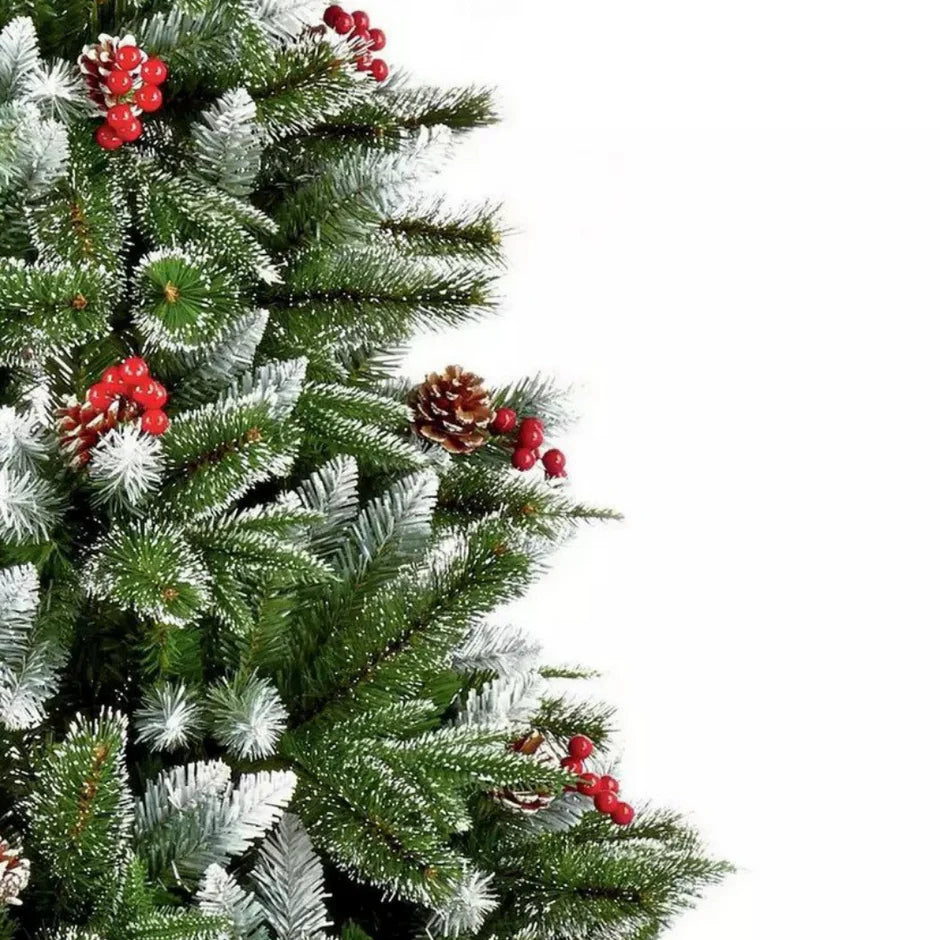 Novogodišnja jelka sa snegom i bobicama