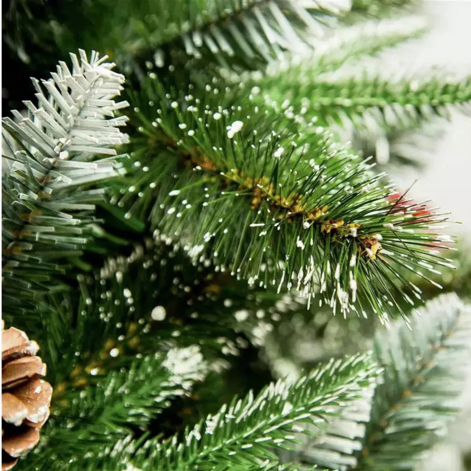 Novogodišnja jelka sa snegom i bobicama