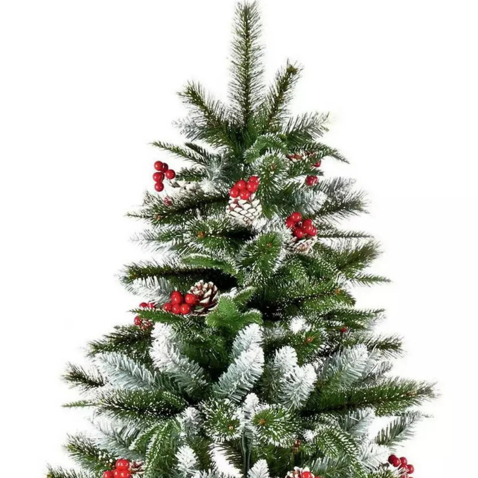 Novogodišnja jelka sa snegom i bobicama