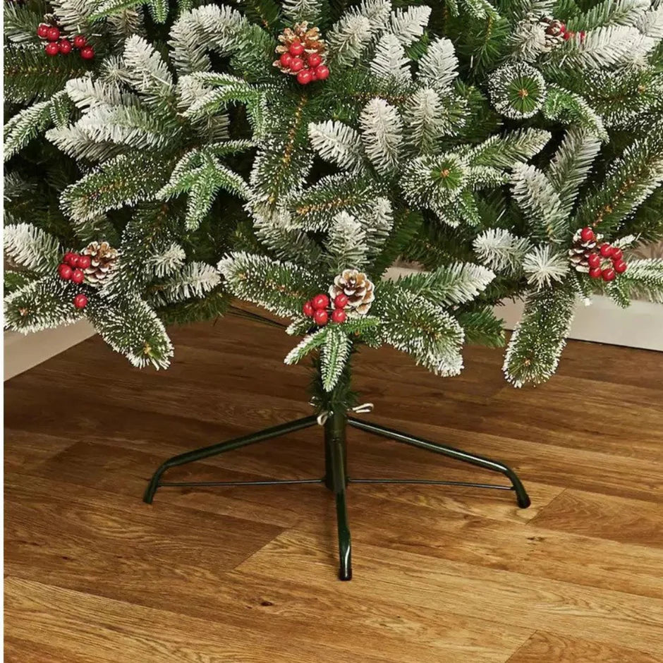 Novogodišnja jelka sa snegom i bobicama