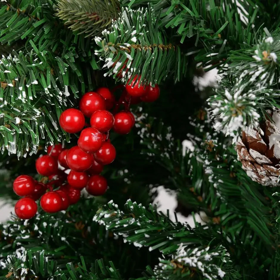 Novogodišnja jelka sa snegom i bobicama